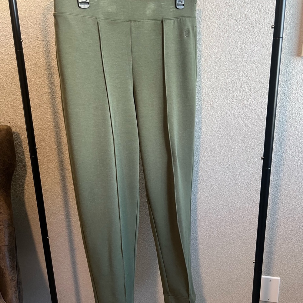Tommy Bahama Two Piece Two Palms Voyage Sweatshirt and Pin Tuck Pants Set - Picture 10 of 14